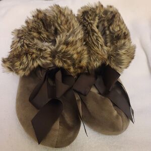 NEW Simply Vera Vera Wang Booties House Slippers Women's SZ 7-8 Brown Furry